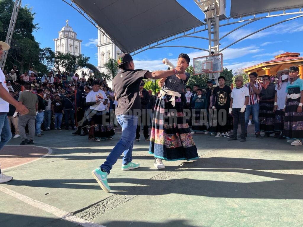 Reciben la Cuaresma y la temporada de cosecha en Zitlala con las tradicionales peleas de los Xochimilcas