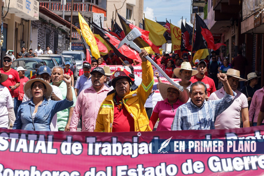 Marchan bomberos en la capital; exigen mejoras laborales y herramientas ...