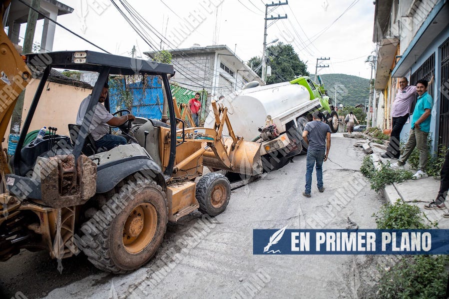 Cae pipa de agua a socavón en la colonia Ampliación San Rafael Norte en ...