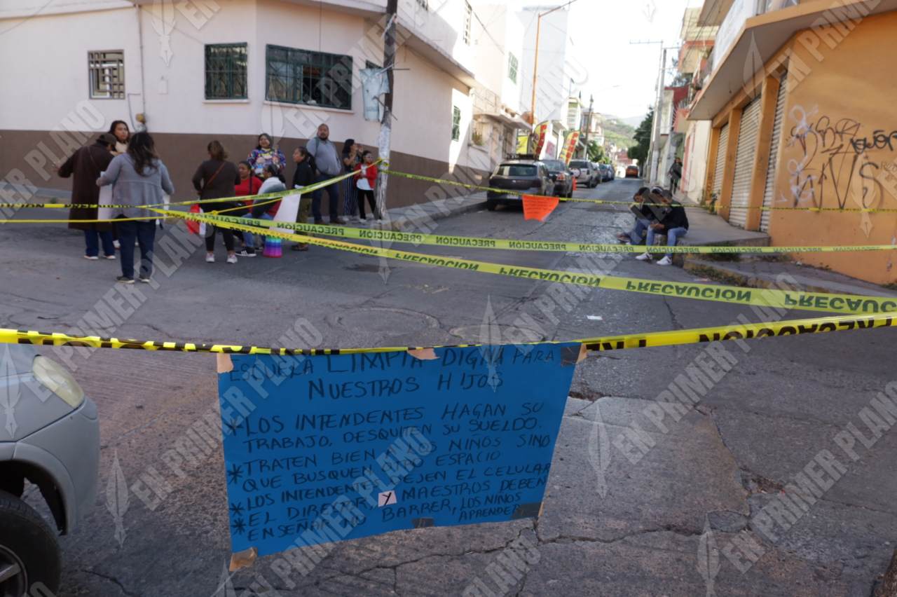 Bloquean padres de familia de una primaria calles en barrio de San ...