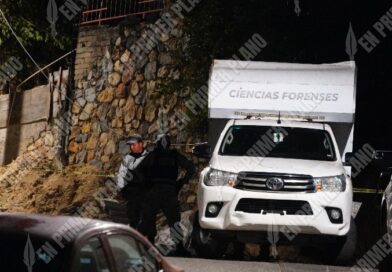 Hallan a dos personas asesinadas dentro de un taxi en Acapulco