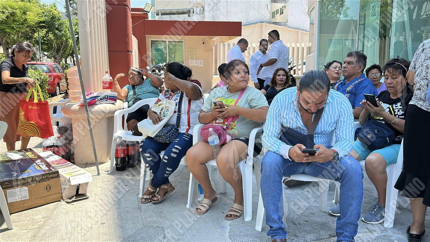 Exigen vecinos a la CFE reparar postes a punto de colapsar en colonias ...