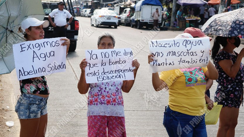 Bloquean carretera vecinos de la 20 de Noviembre en Acapulco por falta ...