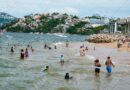 Llegan a las playas bañistas en Acapulco tras amenaza de “Erick”