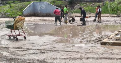 Continúan trabajos de limpieza en el estacionamiento de Bodega Aurrera Norte