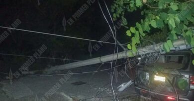 Temen vecinos de la colonia Ampliación San Rafael Norte por el colapso de postes de la CFE
