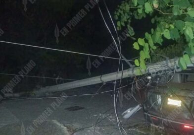 Temen vecinos de la colonia Ampliación San Rafael Norte por el colapso de postes de la CFE