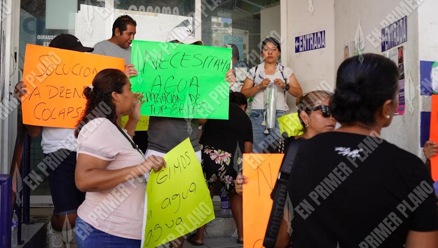 Reclaman vecinos agua potable y cierran oficinas de CAPAMA - En Primer ...