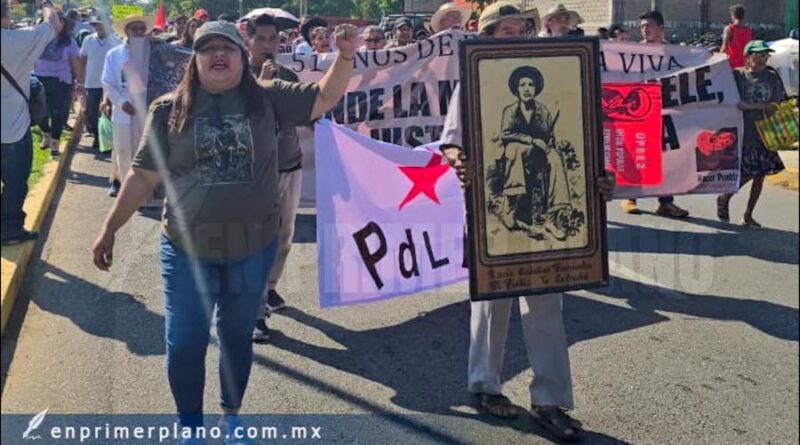 Marchan en Atoyac a 51 años de la caída de Lucio Cabañas
