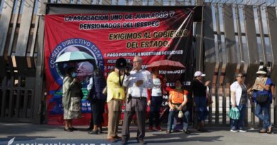 Cierran jubilados y pensionados Palacio de Gobierno, exigen su pensión