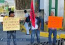 Bloquean avenida en la capital habitantes de San Luis Acatlán, piden docentes