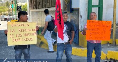 Bloquean avenida en la capital habitantes de San Luis Acatlán, piden docentes