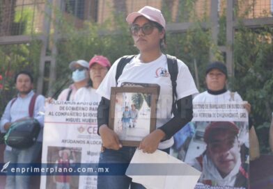 Protestan en Palacio de Gobierno para exigir búsqueda del Servidor de la Nación