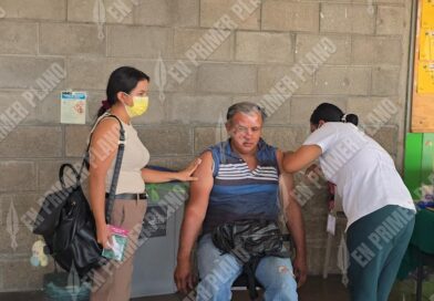 Hacen largas filas en Acapulco para vacunarse contra el sarampión