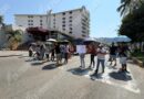 Bloquean avenida trabajadores de educación en Acapulco, piden bono