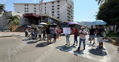 Bloquean avenida trabajadores de educación en Acapulco, piden bono