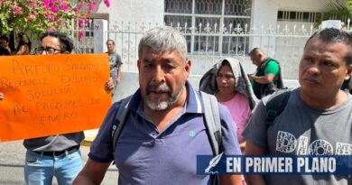Bloquean avenida trabajadores del IEEJAG en la capital, piden pago de honorarios