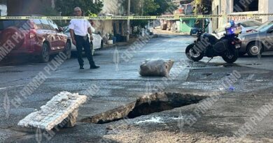 Cae en socavón una pipa con agua en Acapulco