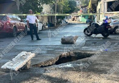 Cae en socavón una pipa con agua en Acapulco