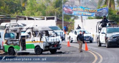 Incendian Urvan con pasaje y conductor a bordo