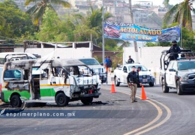 Incendian Urvan con pasaje y conductor a bordo