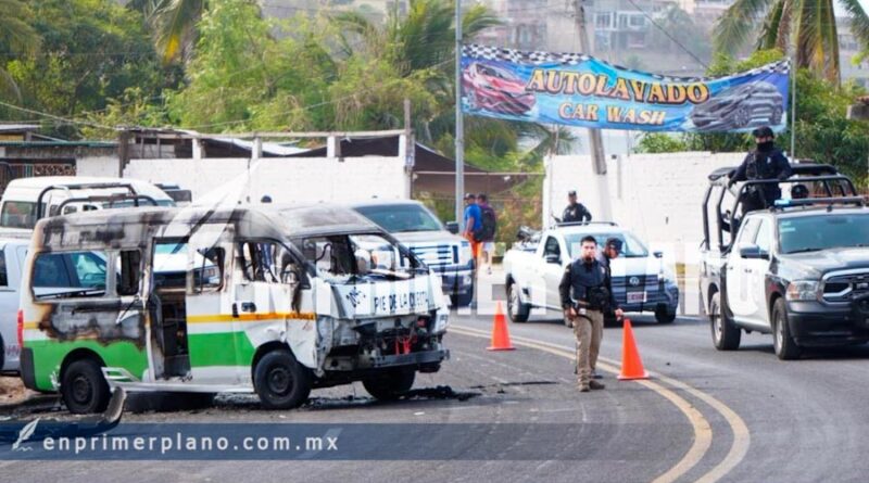 Incendian Urvan con pasaje y conductor a bordo