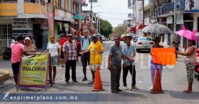 Bloquean vecinos la calle Bernal Díaz del Castillo en Acapulco; exigen agua