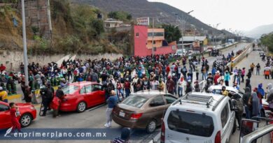 Bloquean el Boulevard pobladores de 17 comunidades de la Sierra, exigen audiencia con Evelyn y Gustavo