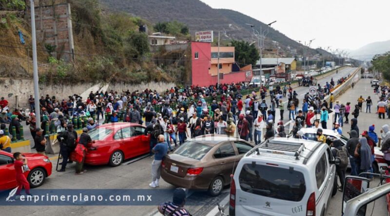 Bloquean el Boulevard pobladores de 17 comunidades de la Sierra, exigen audiencia con Evelyn y Gustavo