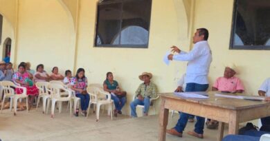 Retienen pobladores al alcalde de San Luis Acatlán, exigen obras