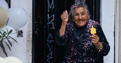 Festejan vecinos del barrio de la Santa Cruz el cumpleaños de Mica