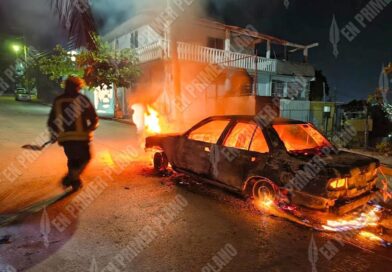 Consume incendio un taxi en Balcones de Costa Azul