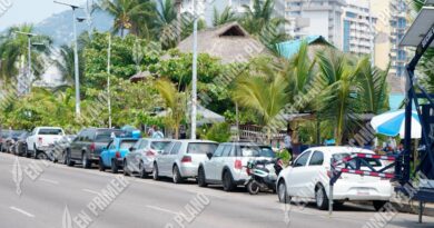 Van contra aparta espacios en la costera de Acapulco