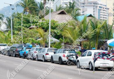 Van contra aparta espacios en la costera de Acapulco