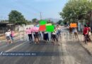 Bloquean carretera padres de familia de una primaria en El Quemado; exigen docentes