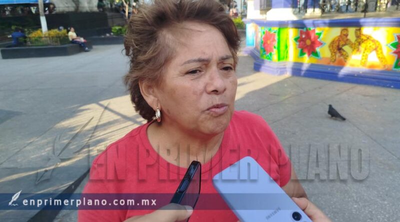 Denuncia madre buscadora omisión del alcalde capitalino en dar un espacio para pegar fichas