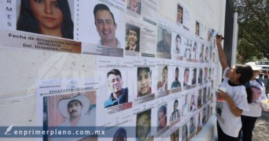 Busca colectivo a sus desaparecidos en el Semefo y pegan fichas
