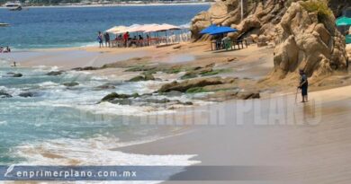 Siguen fuertes olas por Mar de Fondo en Guerrero