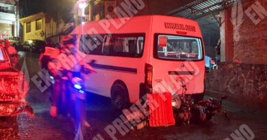 Arrolla Urvan sin frenos a dos motociclistas en Chilpancingo