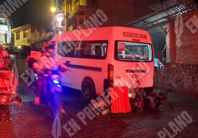 Arrolla Urvan sin frenos a dos motociclistas en Chilpancingo