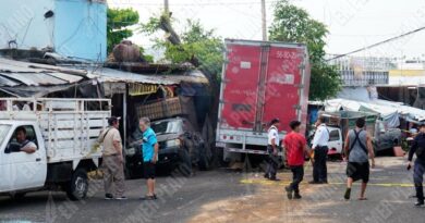 Deja camión sin frenos 3 lesionados, 3 comercios y 11 coches afectados