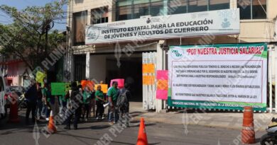 Protestan trabajadores del SNTEA en el IEEJAG; rechazan incremento salarial insuficiente