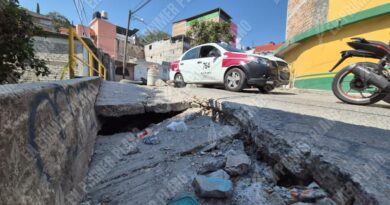 Denuncian vecinos del PRI socavón en puente peatonal