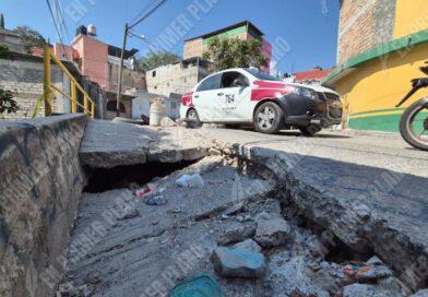 Denuncian vecinos del PRI socavón en puente peatonal