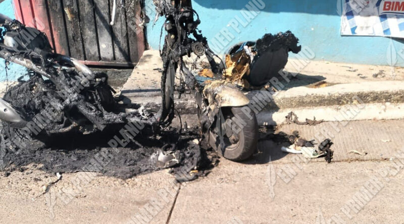 Incendian dos motonetas en Acapulco