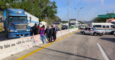 Bloquean egresados de Ayotzinapa la Autopista del Sol; exigen asignación de plazas