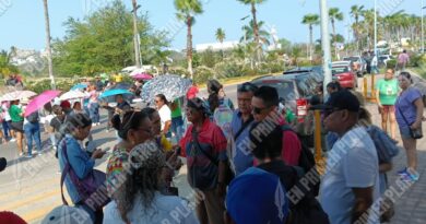 Protestan padres de familia de primarias en Acapulco; exigen obras