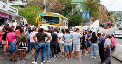 Bloquean carretera pobladores de Acapulco por desabasto de agua