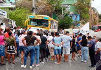 Bloquean carretera pobladores de Acapulco por desabasto de agua
