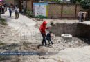 Enferman menores de preescolar en la capital por drenaje colapsado y barranca contaminada